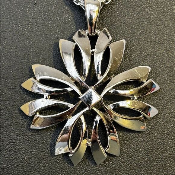 Crown Trifari 60s Statement Chunky Flower 23-1/2” Rope Chain Pendent Necklace - Picture 6 of 7